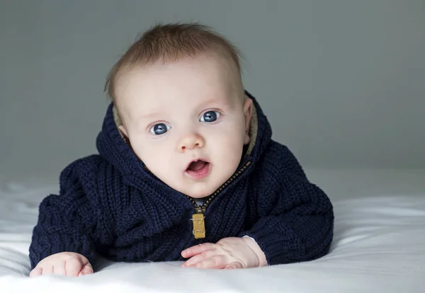 Bebê em azul doce — Fotografia de Stock