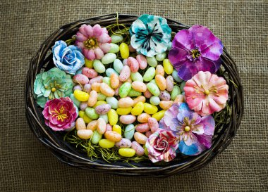 çuval doku üzerinde yumurta çiçeklerle bahar