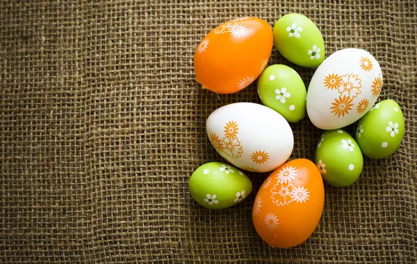 Primavera uova di Pasqua sulla consistenza sacco — Foto Stock