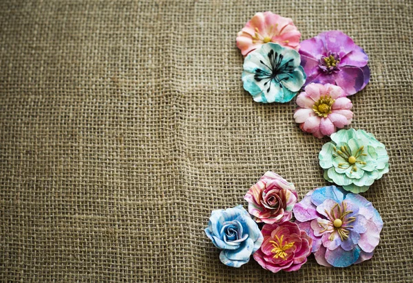 Весенние бумажные цветы на мешковидной текстуре — стоковое фото