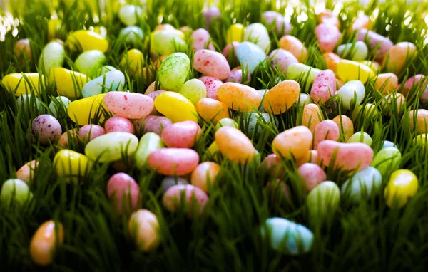 Primavera ovos de Páscoa na grama verde — Fotografia de Stock