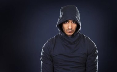 Fitness Doğu Asya adam koyu mavi zemin üzerine