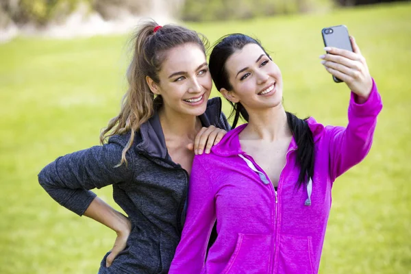 Duas mulheres aptas a tomar selfie juntas — Fotografia de Stock