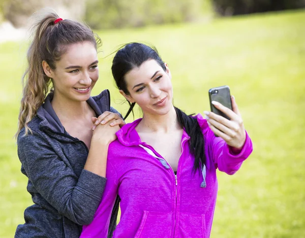 Dvou půvabných žen společně s selfie — Stock fotografie