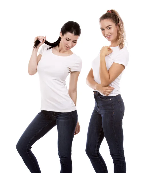 Två kvinnliga vänner på vit bakgrund — Stockfoto