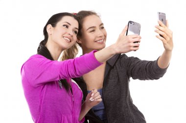 Beyaz arka plan üzerinde iki kadın arkadaşlar