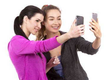 Beyaz arka plan üzerinde iki kadın arkadaşlar