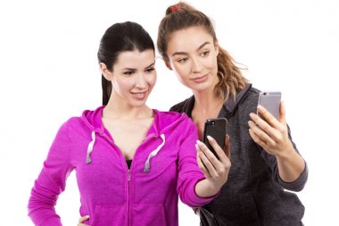 Beyaz arka plan üzerinde iki kadın arkadaşlar