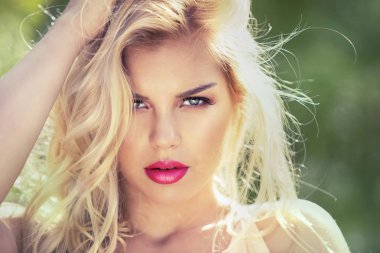 moda bahar yaz sarışın kadınla mükemmel cilt