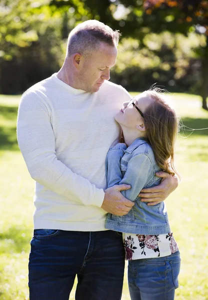 Przyczynowy ojciec i córka w parku — Zdjęcie stockowe