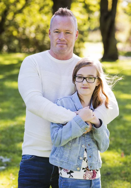 Père causal et fille dans le parc — Photo