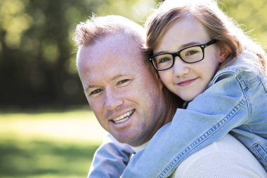 nedensel baba ve kız parkta