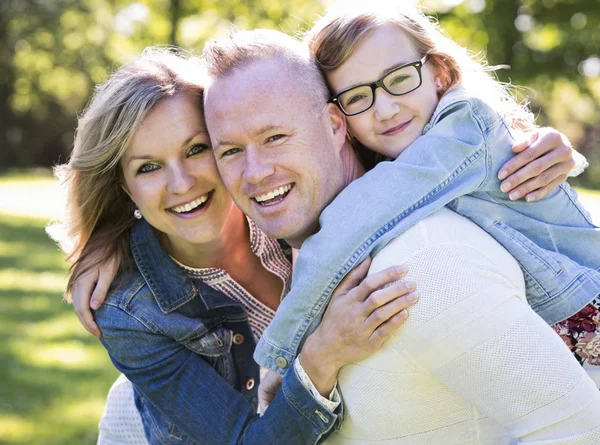 Lässige junge Familie im Park — Stockfoto