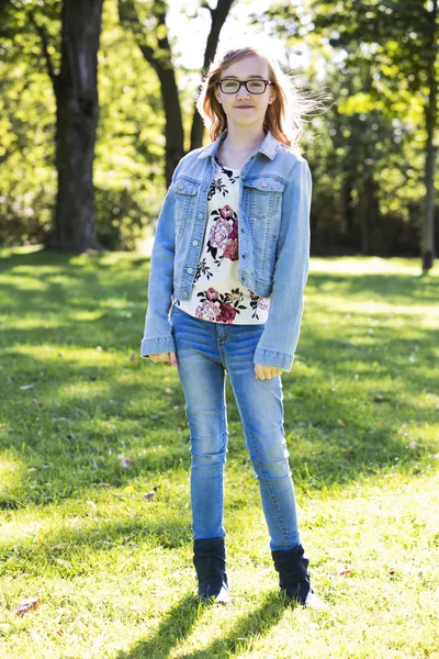 Casual dospívající dívka v parku — Stock fotografie