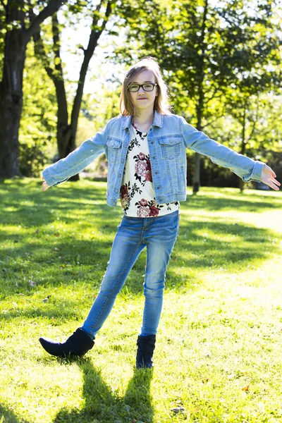 Chica adolescente casual en el parque —  Fotos de Stock