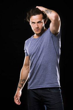 Beyaz adam siyah tshirt ve modaya uygun saç modeli