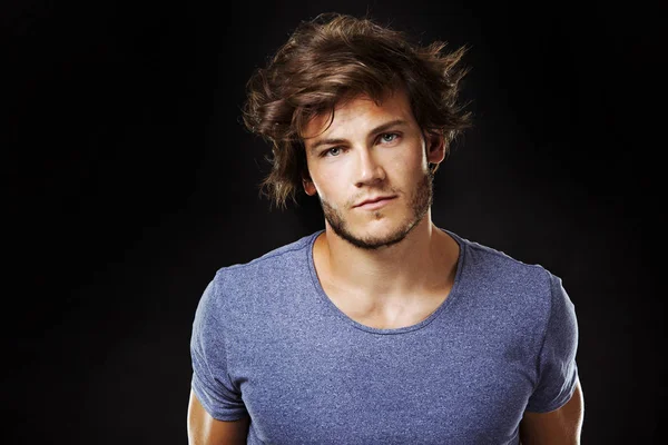 Beyaz adam mavi tshirt ve modaya uygun saç modeli