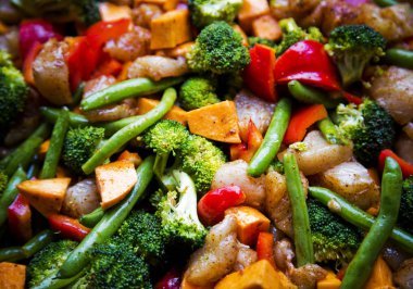 anti-inflamatuar tava tavuk ve sebze ile
