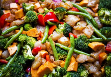 anti-inflamatuar tava tavuk ve sebze ile