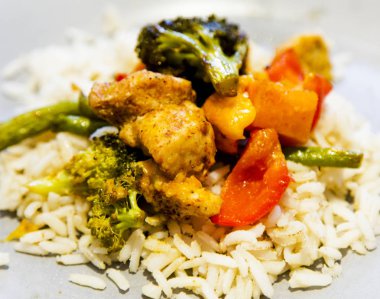 anti-inflamatuar tava tavuk ve sebze ile