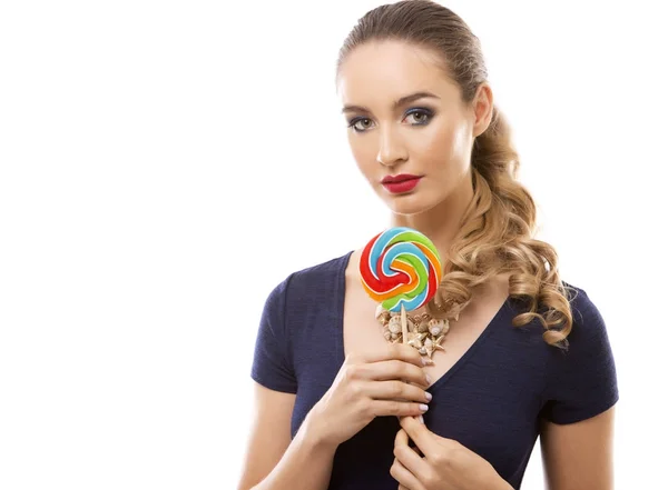 Mujer caucásica con traje de baño, sombrero y piruleta celebración — Foto de Stock