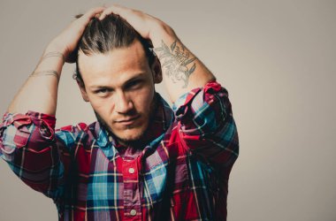 Beyaz adam kareli gömlek ve modaya uygun saç modeli