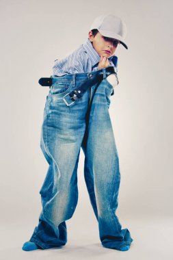 Babamın kıyafetlerini giymek komik çocuk