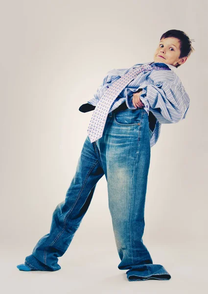 Смешной мальчик в папиной одежде — стоковое фото