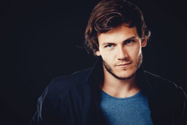 Beyaz adam mavi tshirt, siyah ceket ve trendy saç