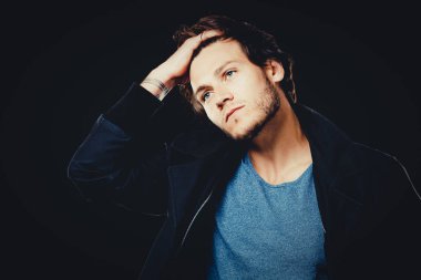 Beyaz adam mavi tshirt, siyah ceket ve trendy saç