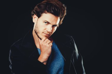 Beyaz adam mavi tshirt, siyah ceket ve trendy saç