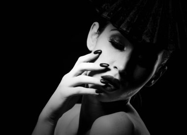 gizemli kadın hayranı siyah beyaz holding