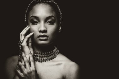 siyah ve beyaz fotoğraf zinciri mücevher giyen güzel kadın