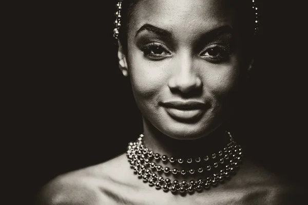 Όμορφη γυναίκα που φοράει αλυσίδα κοσμήματα σε μαύρο και άσπρο φωτογραφία — Φωτογραφία Αρχείου