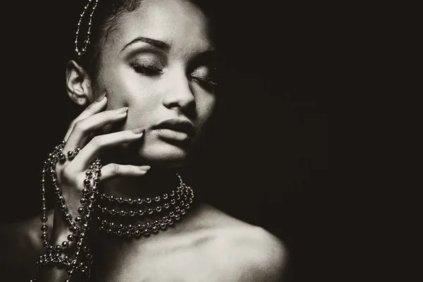 Hermosa mujer con joyas de cadena en blanco y negro foto —  Fotos de Stock