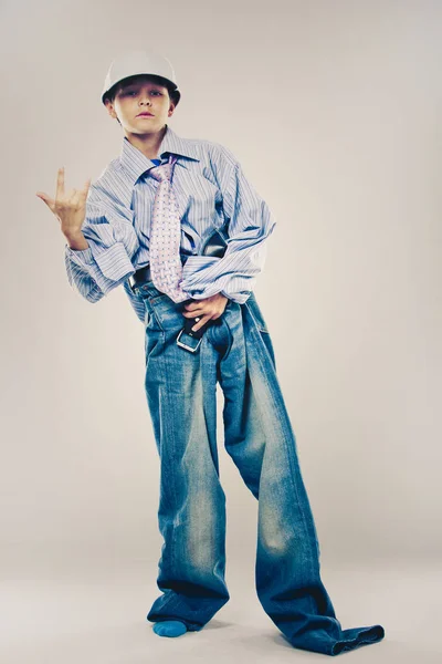 Смешной мальчик в папиной одежде — стоковое фото