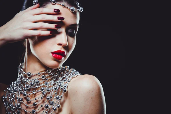 Donna di moda con pelle perfetta indossando trucco drammatico — Foto Stock