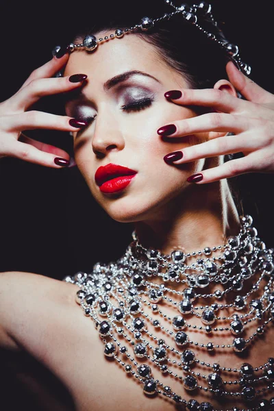 Mujer de moda con la piel perfecta usando maquillaje dramático —  Fotos de Stock