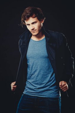 Beyaz adam mavi tshirt, siyah ceket ve trendy saç