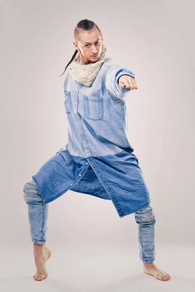 Masculino contemporâneo hip hop dançarino em denim — Fotografia de Stock