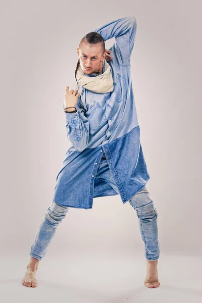 Danseur hip hop contemporain masculin en denim — Photo