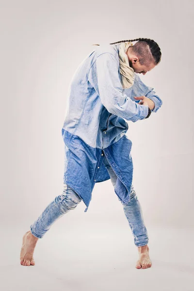 Mannelijke hedendaagse hip hop danseres in denim — Stockfoto