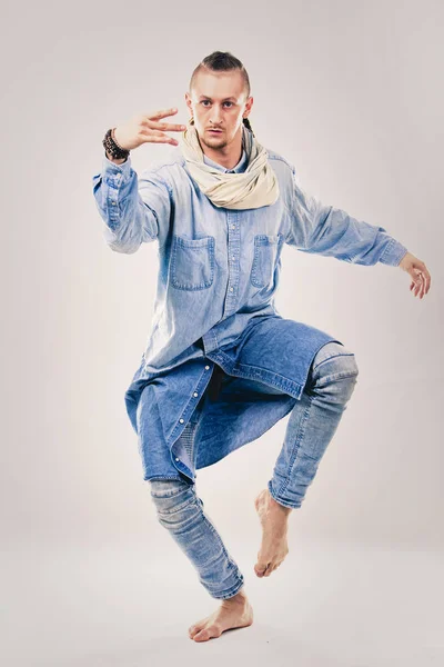 Mannelijke hedendaagse hip hop danseres in denim — Stockfoto