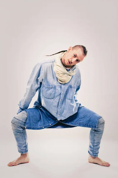 Masculino contemporâneo hip hop dançarino em denim — Fotografia de Stock