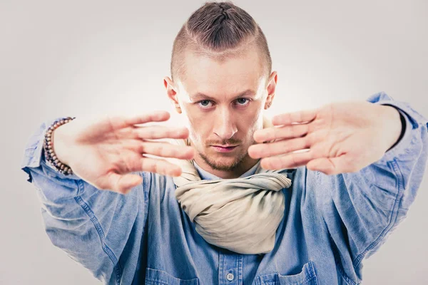 kot erkek çağdaş hip-hop dansçısı