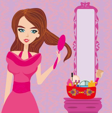 Saçlarını tarayan genç bir kadın.