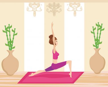 Evde yoga yapan genç bir kadın.