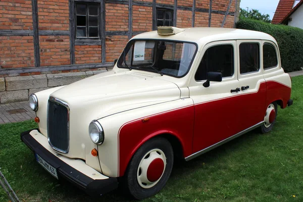 Piros Fehér Retro Autó Tűzoltóautó Austin Fx4 — Stock Fotó