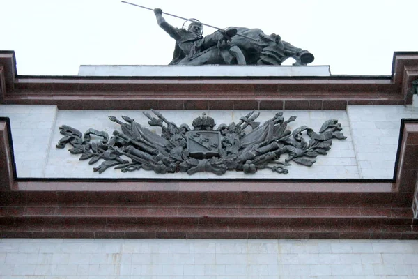 クルスク市内の凱旋門 モスクワから市内への入り口に位置しています 建物はクルスカヤ ドゥガ記念館の中央のオブジェクトです — ストック写真