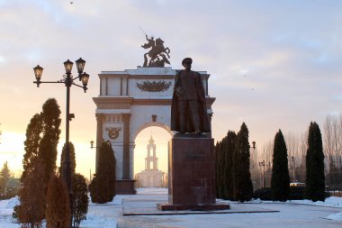 Kursk şehrinin Zafer Kemeri. Moskova 'dan şehrin girişinde yer almaktadır. Bina, Kurskaya Duga anıtsal kompleksinin merkezi nesnesi.